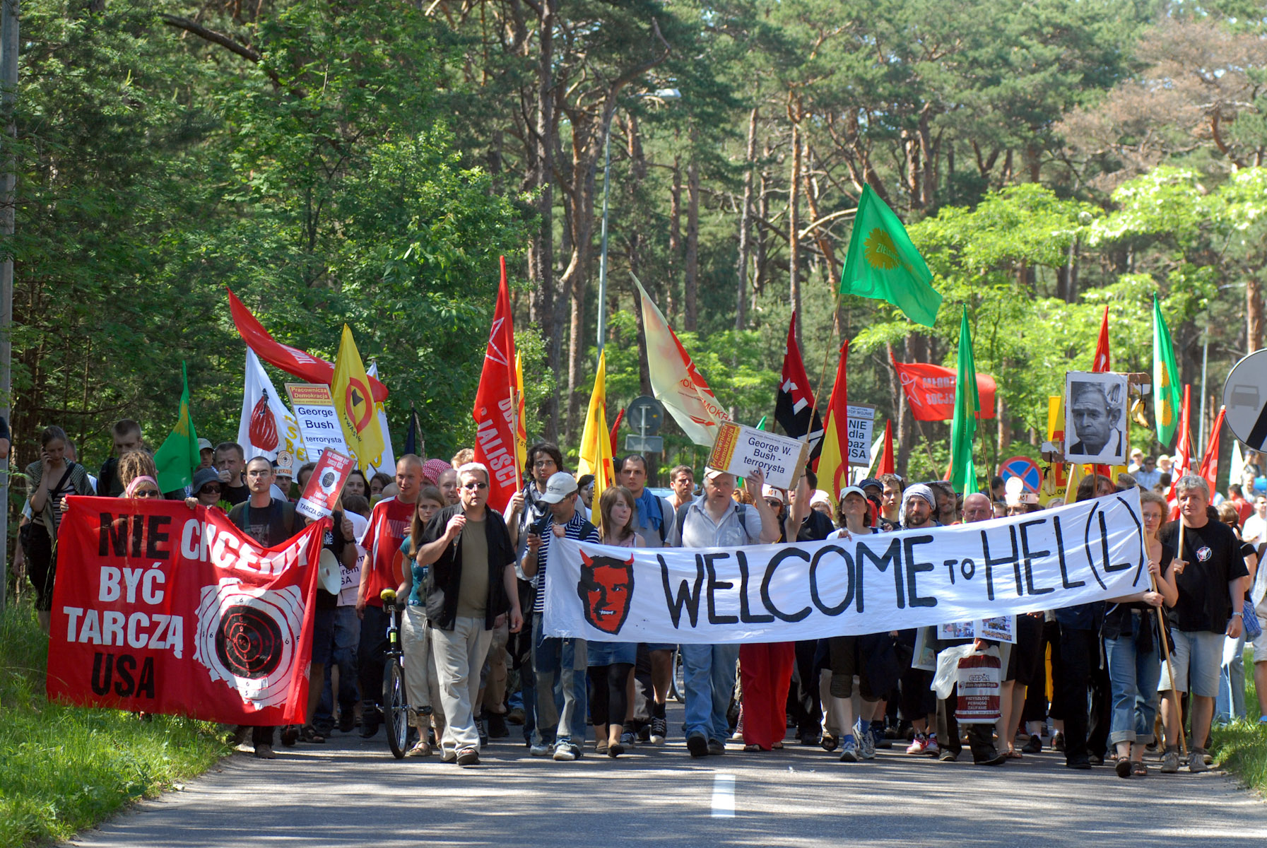 Demonstracja antyglobalistów na trasie Jurata-Hel w związku z wizytą prezydenta Stanów Zjednoczonych George’a W. Busha.