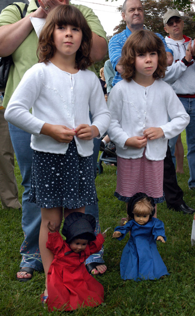 8-letnie bliźniaczki z Belchertown – Brionna i Britney Beaudry podczas odsłonięcia pomnika Ofiar Wojny Secesyjnej w Belchertown, USA.