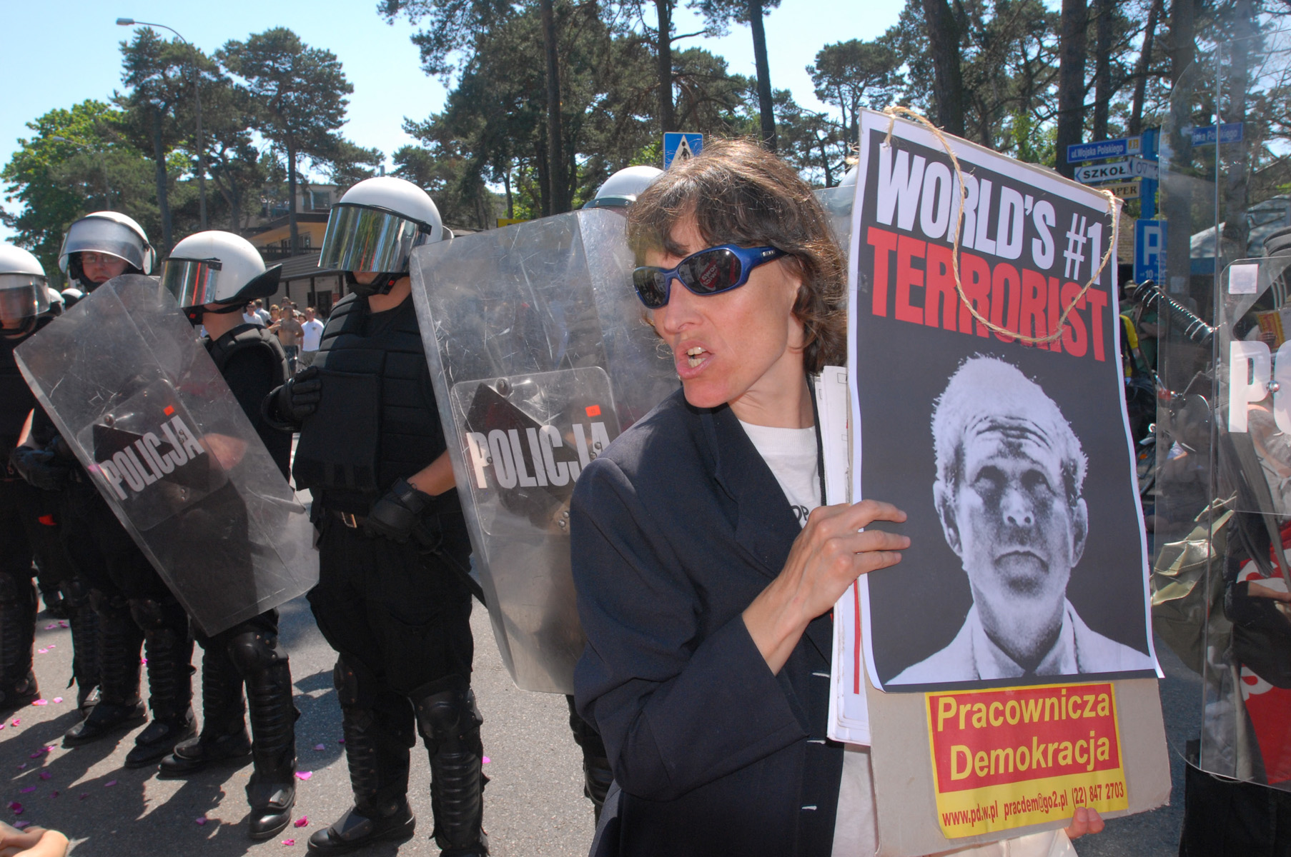 Demonstracja antyglobalistów w Juracie w związku z wizytą prezydenta Stanów Zjednoczonych George’a W. Busha.