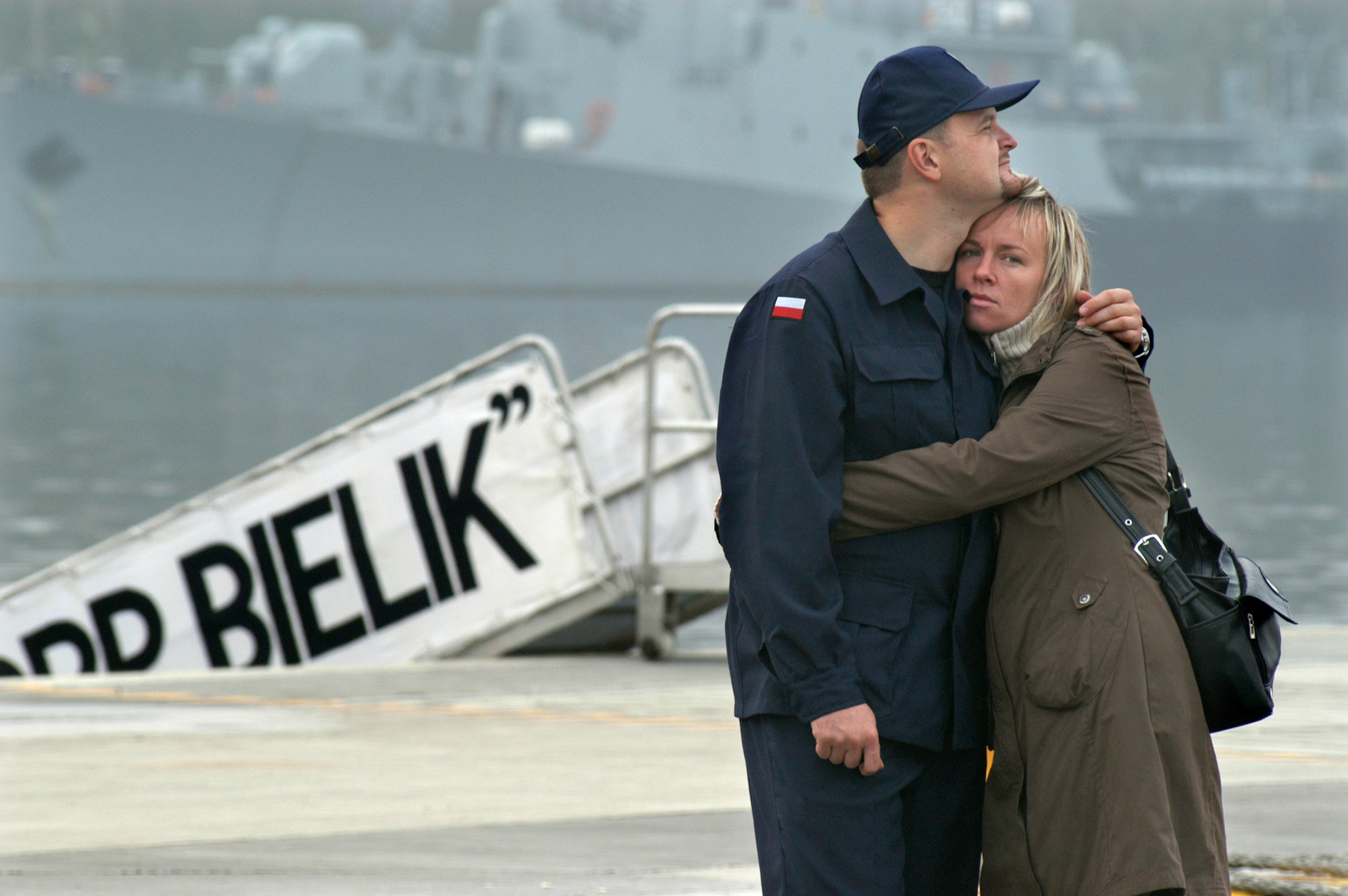 Kapitan Marynarki Adam Słowik żegna się ze swoją żoną Katarzyną przed odpłynięciem okrętu podwodnego ORP „Bielik” w porcie wojennym w Gdyni.