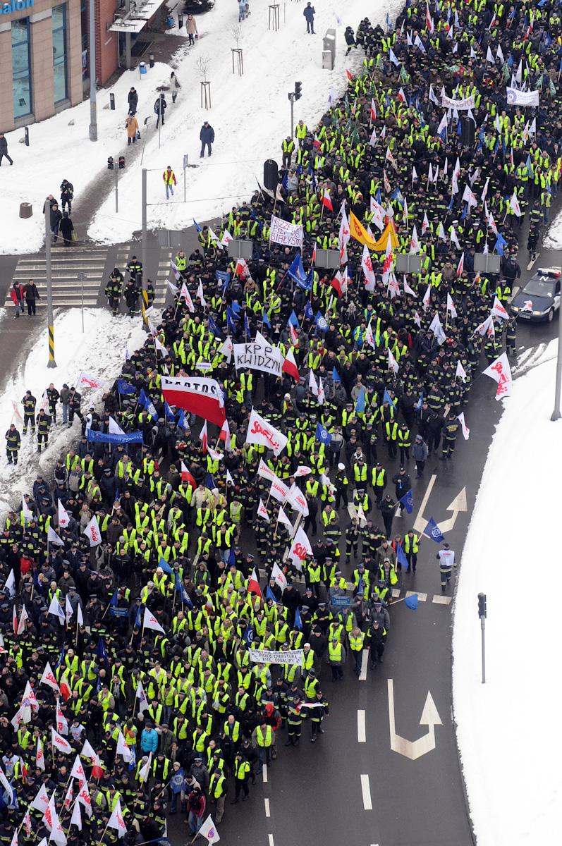 Pikieta protestacyjna przedstawicieli policji, straży pożarnej, straży granicznej i służby więziennej na ulicach Gdańska.
