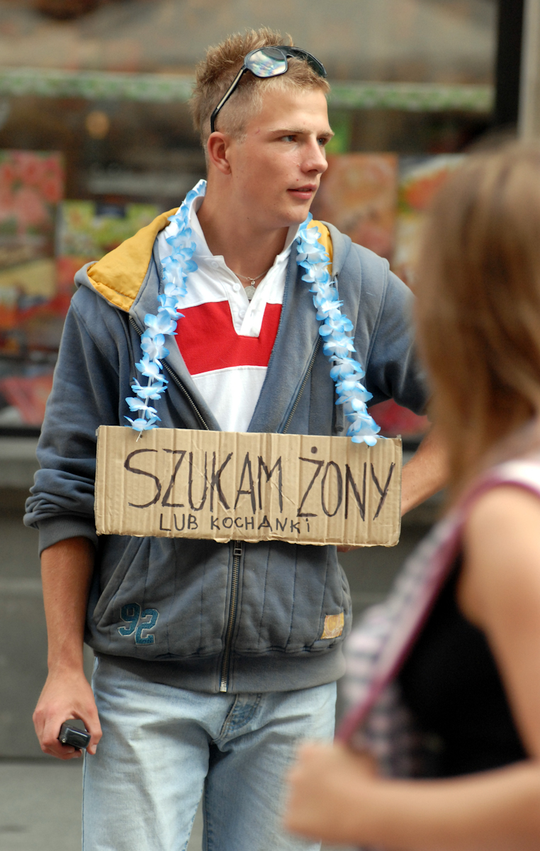 Jeden z młodych ludzi znalazł nietuzinkowy sposób na zbieranie pieniędzy i przyciągniecie uwagi turystów na ulicy Długiej w Gdańsku.